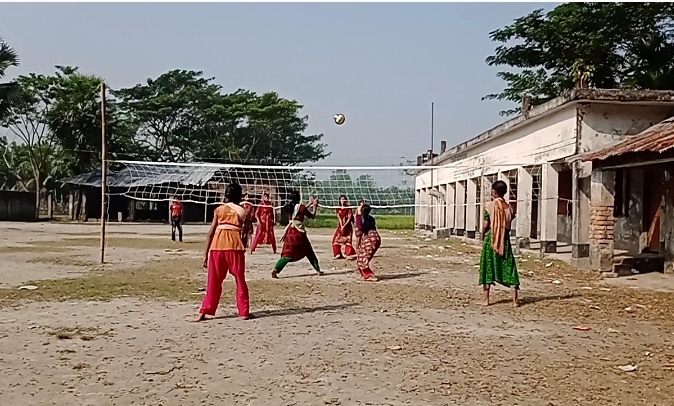 চলছে ছাত্রীদের ভলিবল অনুশীলন